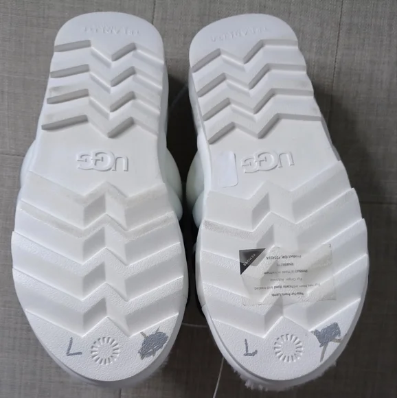 UGG Maxi Slide Logo Women's Slides Slippers White & Black UGG Logo Size 7 New - Picture 9 of 11